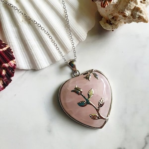Rose quartz heart necklace, healing crystal, Valentine&#39;s day gift, rose necklace, flower necklace, boho bohemian jewellery, gift for women