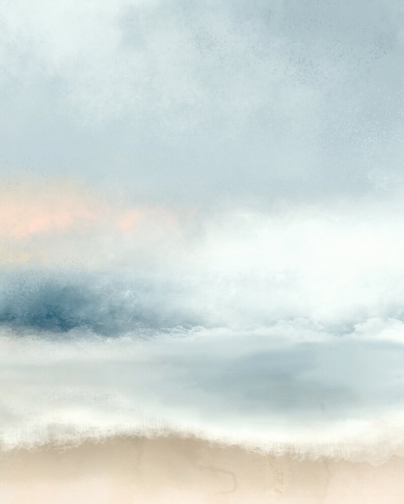 Pu&ograve; includere: Dipinto di paesaggio astratto con colori rilassanti. L'opera d'arte presenta tenui blu, bianchi e un tocco di pesca, creando un'atmosfera pacifica. La composizione suggerisce una scena costiera con un orizzonte sfocato e un primo piano sabbioso.