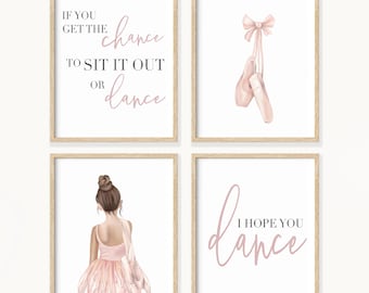 Op de afbeelding: Vier afdrukbare wandkunstprints in een roze en witte kleurstelling. De prints bevatten een ballerina, balletten en de tekst "Als je de kans krijgt om te gaan zitten of te dansen" en "Ik hoop dat je danst".
