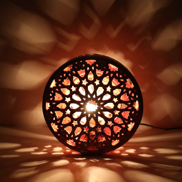 Faszinierende marokkanische Keramik-Sonnen-Licht-Skulptur. Rot glasierte Höhensonne. Keramik Luxus Lampe