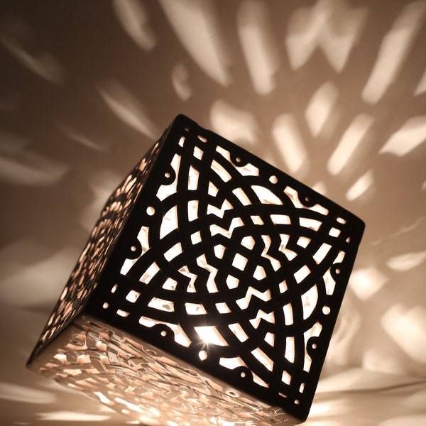 Sculpture lumineuse cubique minimaliste en céramique pour une ambiance incroyable dans votre maison. Knotwork, art céramique à motif d’étoile curviligne