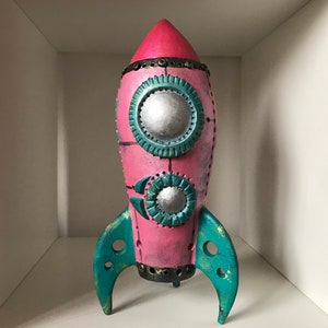 Felix 50s style pink ceramic rocket light sculpture. Perfect gift for space and fun lovers. Spaceship lamp, funky space age desk ornament