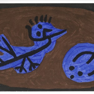 Puede incluir: Pintura abstracta que representa un pájaro azul y una fruta azul sobre un fondo marrón. El pájaro tiene detalles en negro y la obra está firmada "Klee". El estilo es sencillo y colorido.