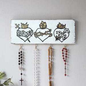 Drei-Jesu-Herzen-Schild-Rosenkranzhalter. Priestergeschenk. Handbemaltes rustikales katholisches Dekor. Katholische Gebetswand. Vintage Rosenkranz-Display White