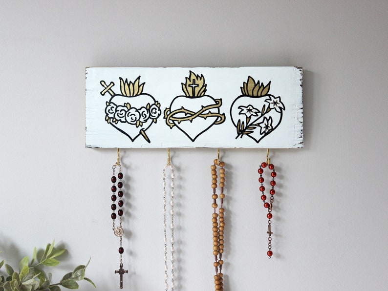 Drei-Jesu-Herzen-Schild-Rosenkranzhalter. Priestergeschenk. Handbemaltes rustikales katholisches Dekor. Katholische Gebetswand. Vintage Rosenkranz-Display White