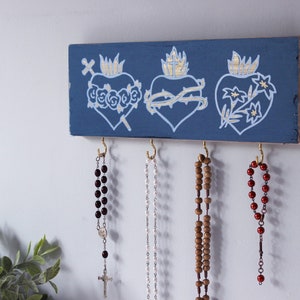 Drei-Jesu-Herzen-Schild-Rosenkranzhalter. Priestergeschenk. Handbemaltes rustikales katholisches Dekor. Katholische Gebetswand. Vintage Rosenkranz-Display Bild 7