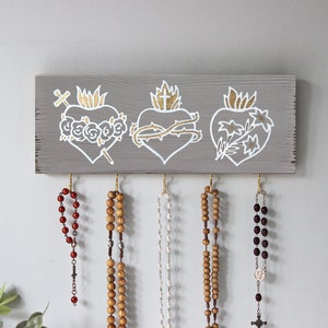 Drei-Jesu-Herzen-Schild-Rosenkranzhalter. Priestergeschenk. Handbemaltes rustikales katholisches Dekor. Katholische Gebetswand. Vintage Rosenkranz-Display Grey