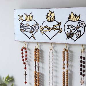 Drei-Jesu-Herzen-Schild-Rosenkranzhalter. Priestergeschenk. Handbemaltes rustikales katholisches Dekor. Katholische Gebetswand. Vintage Rosenkranz-Display Bild 6