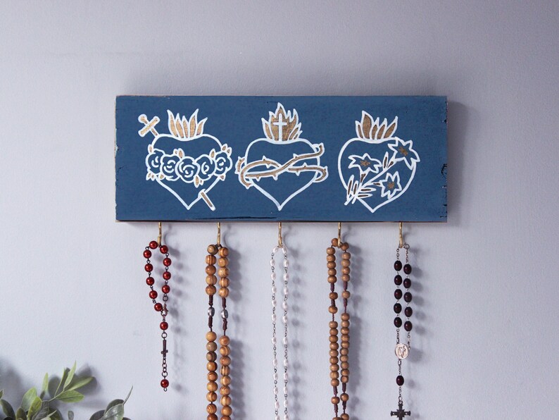 Drei-Jesu-Herzen-Schild-Rosenkranzhalter. Priestergeschenk. Handbemaltes rustikales katholisches Dekor. Katholische Gebetswand. Vintage Rosenkranz-Display Blue