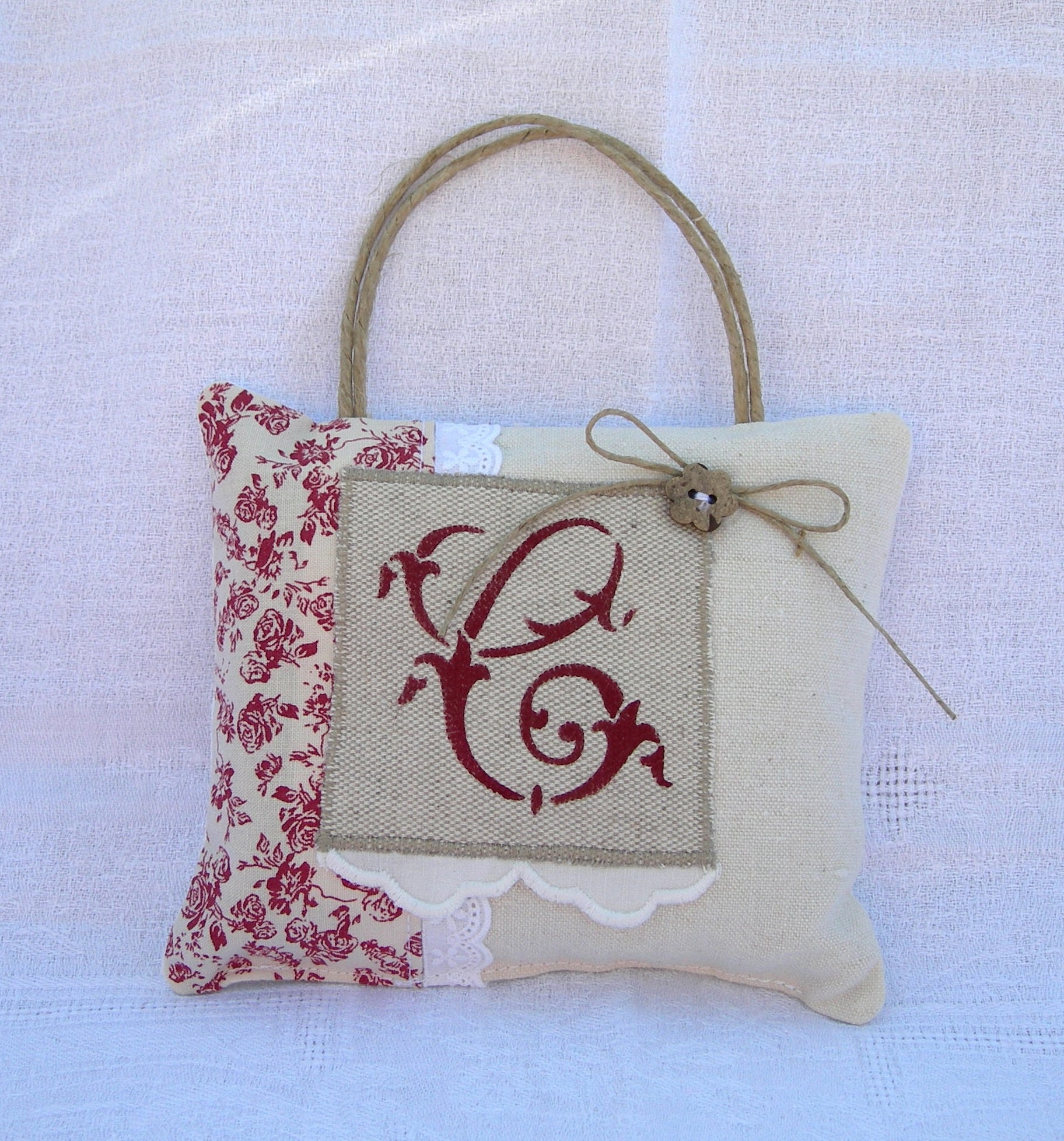 Coussin de Porte Lavande Linge Ancien avec Monogramme C Peint