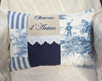 Coussin déhoussable en coton toile de Jouy Bleu avec dentelle ancienne, toile à matelas bleue et inscription peinte main Charme d'Antan