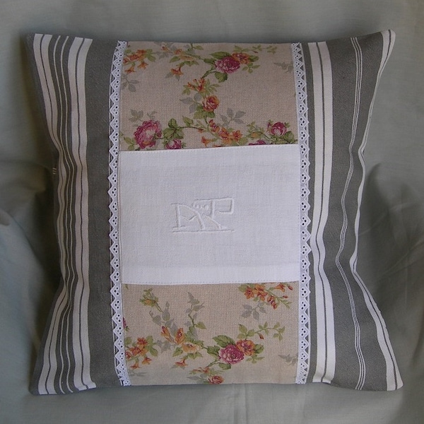 Coussin toile à matelas avec ses roses anciennes et monogramme ancien