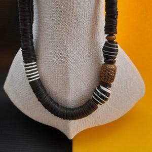 Lange Kette mit Kokosnussscheiben und Muranoglasperlen