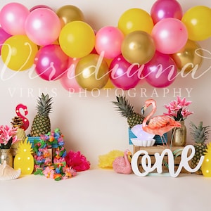 Può includere: Una scenografia per una festa di primo compleanno a tema tropicale con palloncini rosa e gialli, ananas, fiori e un fenicottero. La parola "uno" è scritta in lettere bianche.