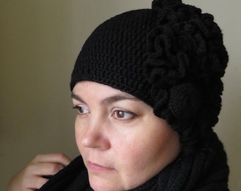 Gehäkelte Blumen Beanie: Schwarz Strickmütze Damen Floral Retro Boho Stil