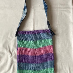 Petit sac bandoulière en tricot, doublé.