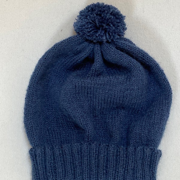 Bonnet en mohair bleu avec pompon