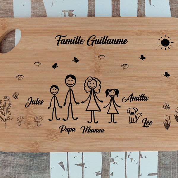 Planche à découper famille à personnaliser par vous avec décor en bambou, idée cadeau papa, maman, fête des pères et de mères, fête de noël!