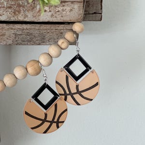 Pendientes de baloncesto de acrílico esmerilado: joyas para aficionados al deporte