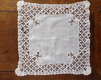 Mouchoir de batiste et dentelle ancien / Old cambric and lace handkerchief / linge ancien old linens