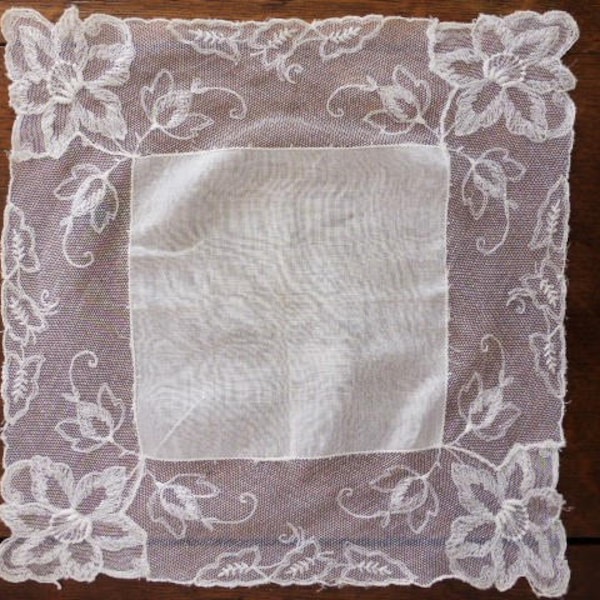 Ancien mouchoir de batiste / Vintage cambric handkerchief ancient linens