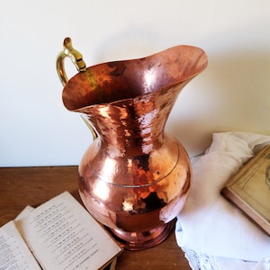 Antique Pichet/Cruche en cuivre martelé et laiton, anse décorée / Ancient hammered copper & brass jug