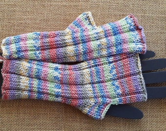 Mitaines tricotées main , dans un fil changeant multicolore , laine et coton