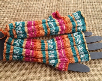Mitaines tricotées main , dans un fil changeant multicolore , laine et polyamide