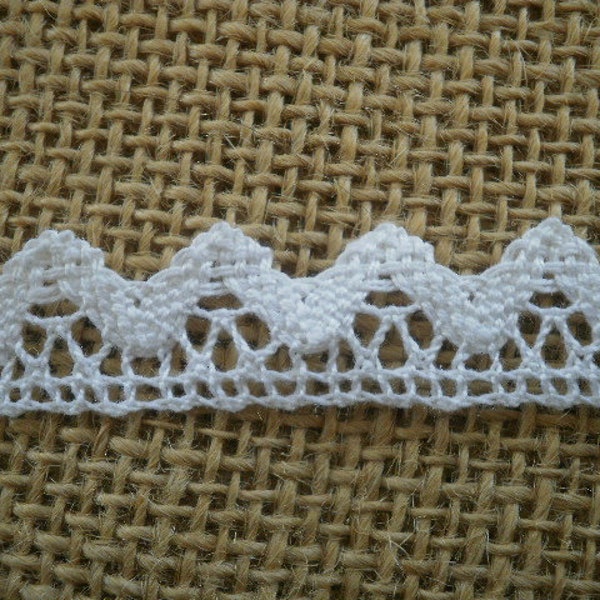 Dentelle en coton x 2 mètres , coloris blanc , bord à motifs picots , largeur  15 mm