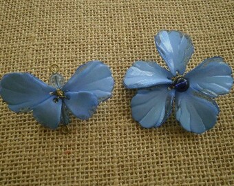 Lot de 2 broches en plastique , fleur et papillon , coloris bleu ,  taille 5,5 et 6 cm