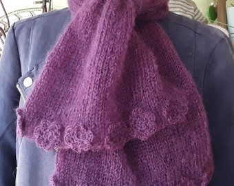 Echarpe en mohair , jersey et fleurs au crochet  , coloris prune