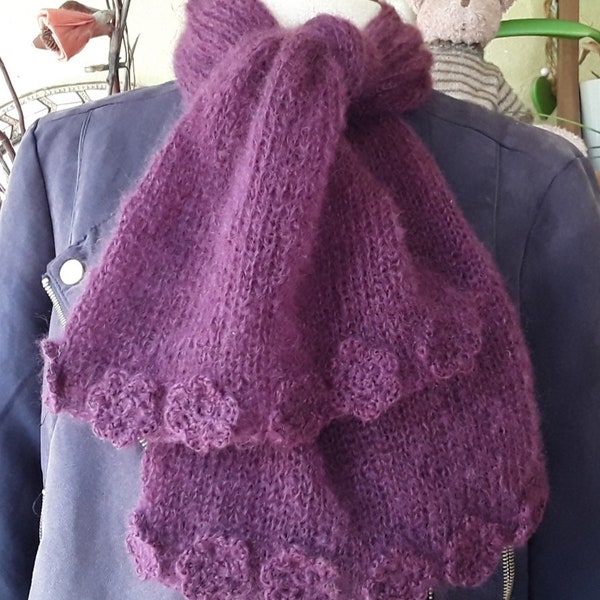 Echarpe en mohair , jersey et fleurs au crochet  , coloris prune