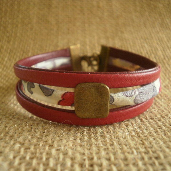 Bracelet  en simili cuir et cordon liberty  , coloris  rouge et fleuri   , perle laitonnée , taille 19 cm