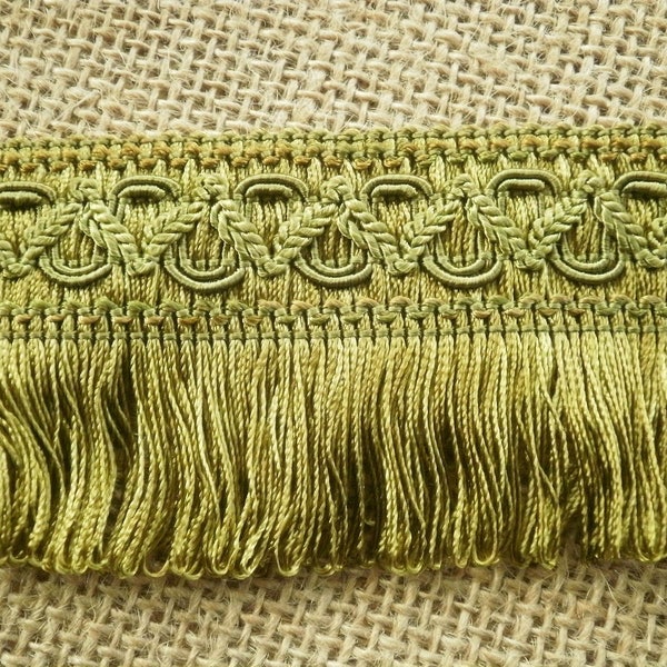 Galon à franges en synthétique  , coloris vert bronze avec des motifs brodés  , largeur 4 cm