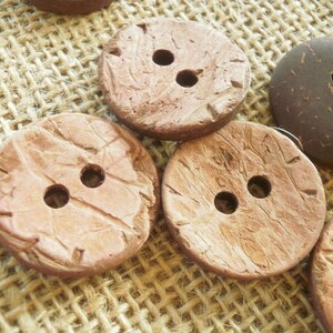 Lot de 6 boutons ronds à deux trous en coco , ton beige rosé , diamètre 23 mm image 1
