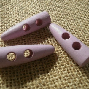 Boutons triangulaires x 3 en bois , coloris mauve , taille 4 x 1,4 cm image 1