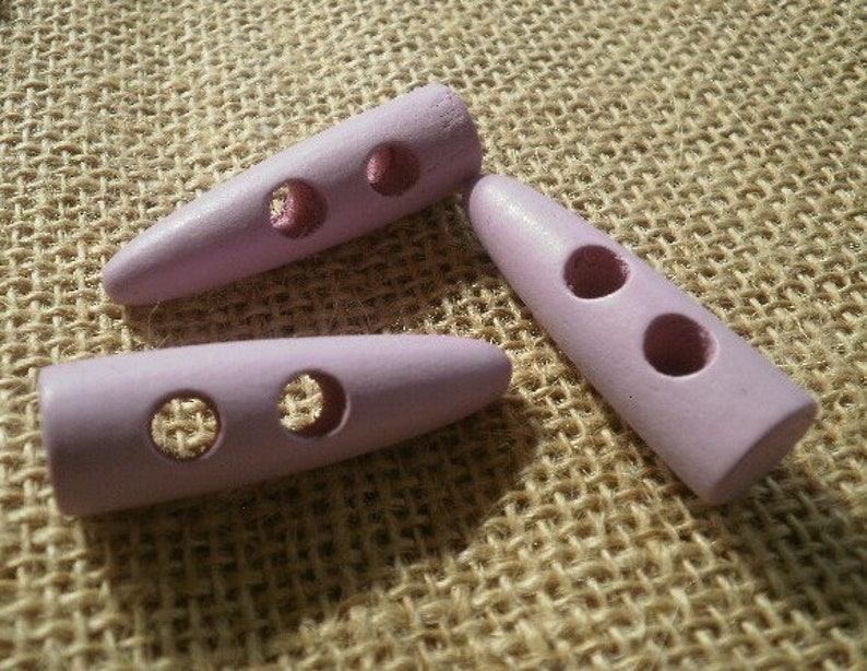 Boutons triangulaires x 3 en bois , coloris mauve , taille 4 x 1,4 cm image 1