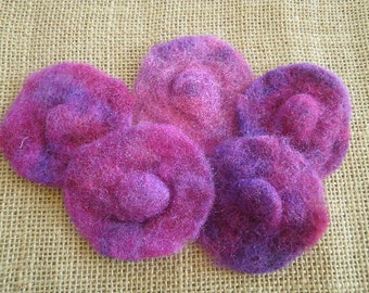 Lot of 5 flowers in felted wool, fuchsia and purple tones, size about 6 cm