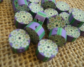 Lot de 15  perles plates rondes en résine , coloris violet , blanc  et vert , motif fleur  , diamètre 11 mm
