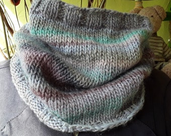 Snood  tour de cou tricoté main dans une laine changeante multicolore