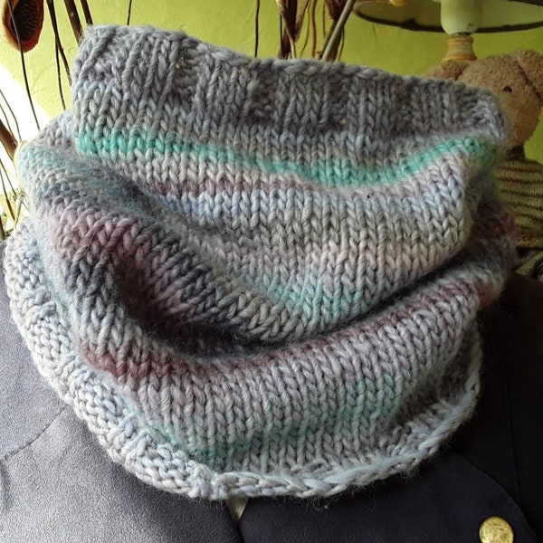 Snood  tour de cou tricoté main dans une laine changeante multicolore