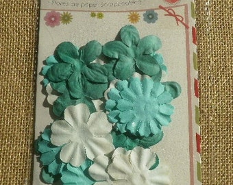 Lot de 24 fleurs en papier , différents modèles et coloris , taille 4,5 cm