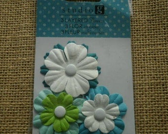 Lot de 3 fleurs en papier , attache parisienne au coeur ,   coloris blanc , bleu et vert , taille  4 et 4,5 cm