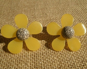 Lot de 2 fleurs  broches "pin's" en plastique , coloris jaune coeur blanc et noir , taille  4,5 cm