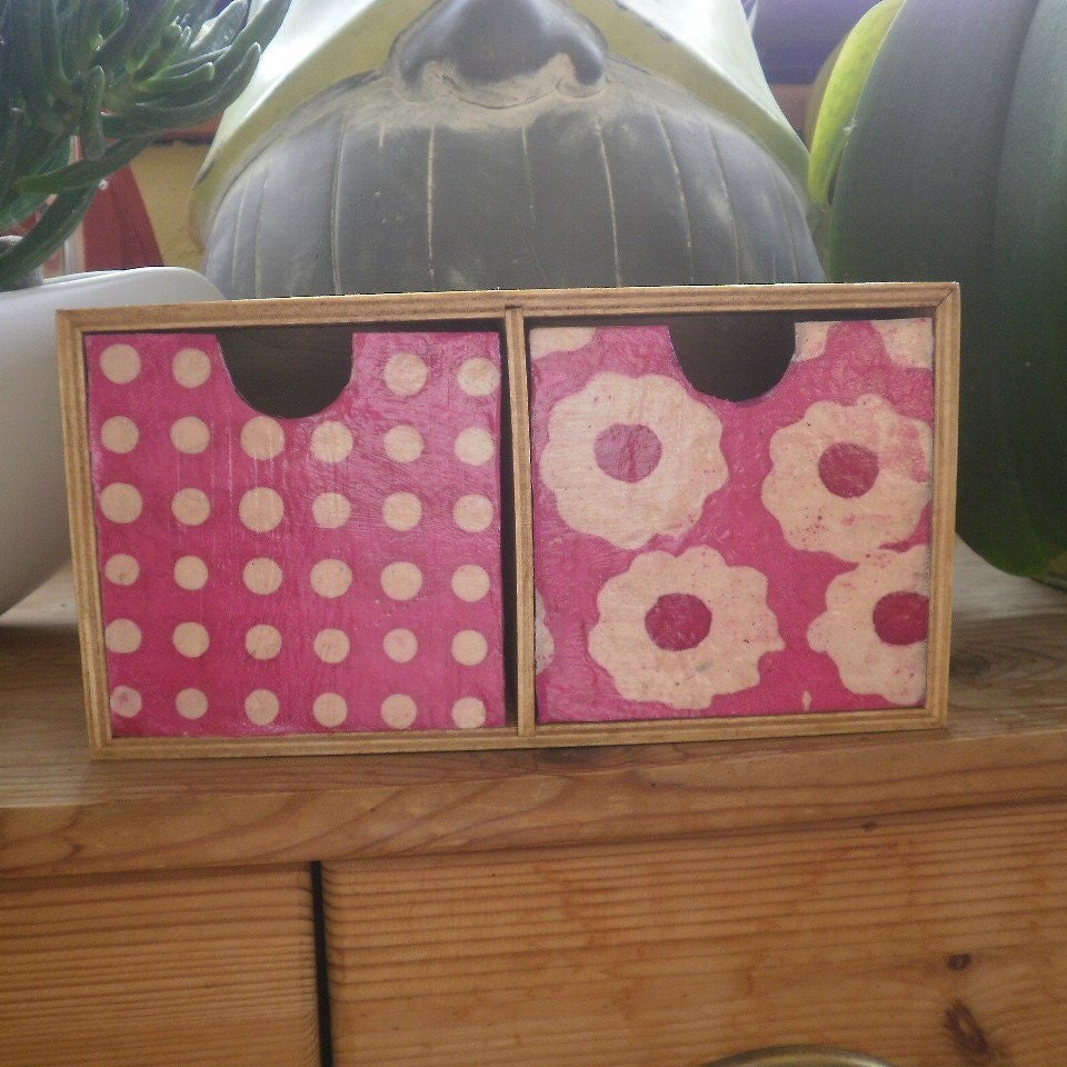 Petite Boite à Tiroir en Bois Teinté Chêne Moyen , Décorée de Papier Murier Fuchsia et Ecru Dimensio