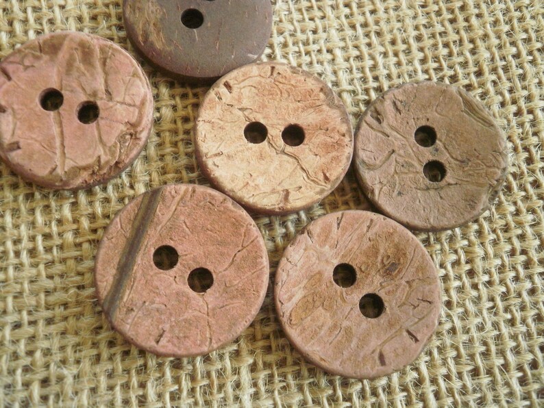 Lot de 6 boutons ronds à deux trous en coco , ton beige rosé , diamètre 23 mm image 3