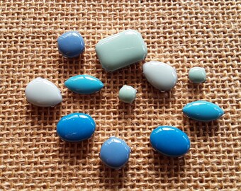 Lot de 11 perles cabochons à coller , enfiler ou coudre , tailles et coloris divers