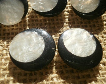 Set of 5 round plastic buttons, black and pearly white, diameter 18 mm