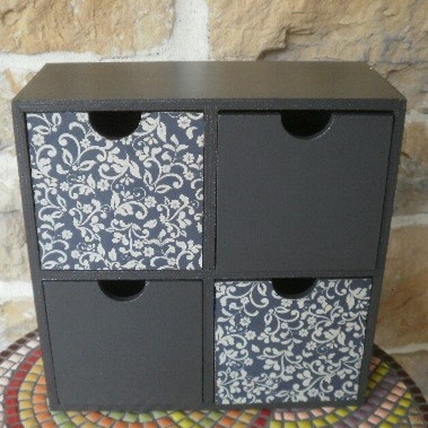Bloc commode à 4 tiroirs en bois peint coloris gris acier  , décorée de papier fleuri , dimensions  L 22,2 x H 22,2 x P 10 cm