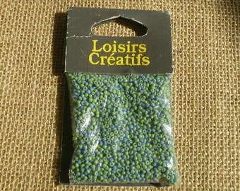 Sachet de 30 grammes de mini perles de rocailles  , taille 2 mm  , coloris rayé bleu et vert